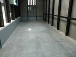 London  Tate Modern  die große Halle mit zwei Menschen (GB).